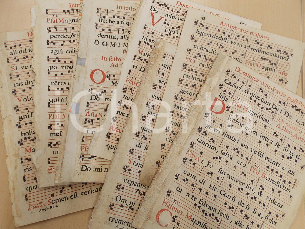 Libro, pubblicazione d epoca 1700 ca ANTIFONARIO ROMANO Lotto di 7 pagine canti in rosso nero DANNEGGIATO 1