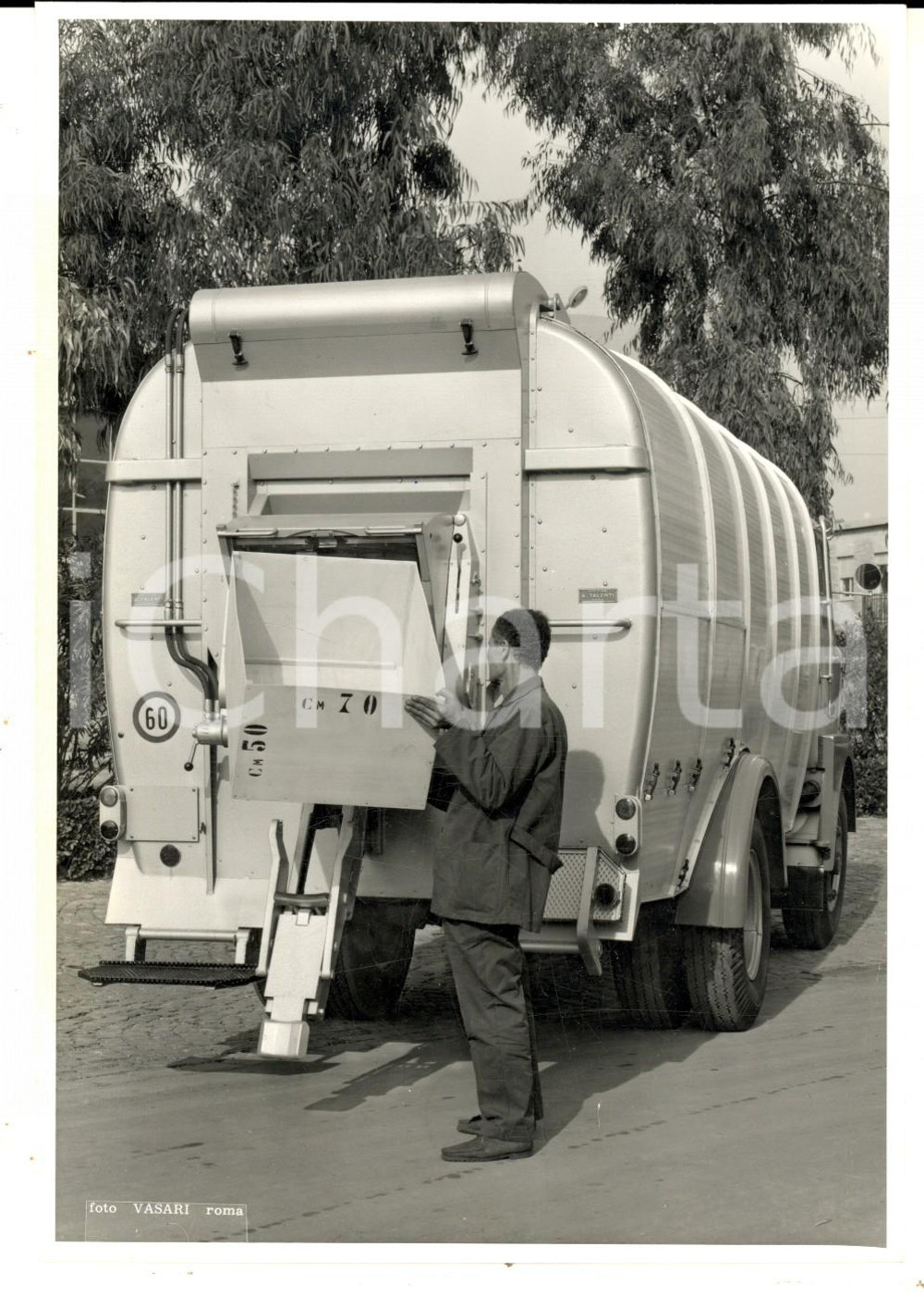 Fotografia d epoca originale 1965 ca ROMA Achille TALENTI Camion nettezza urbana al lavoro Foto seriale 1
