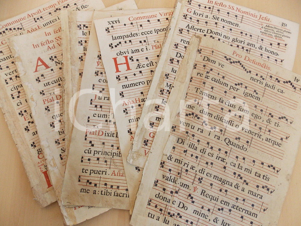 Libro, pubblicazione d epoca 1700 ca ANTIFONARIO ROMANO Lotto 7 pagine canti in rosso nero DANNEGGIATO 1