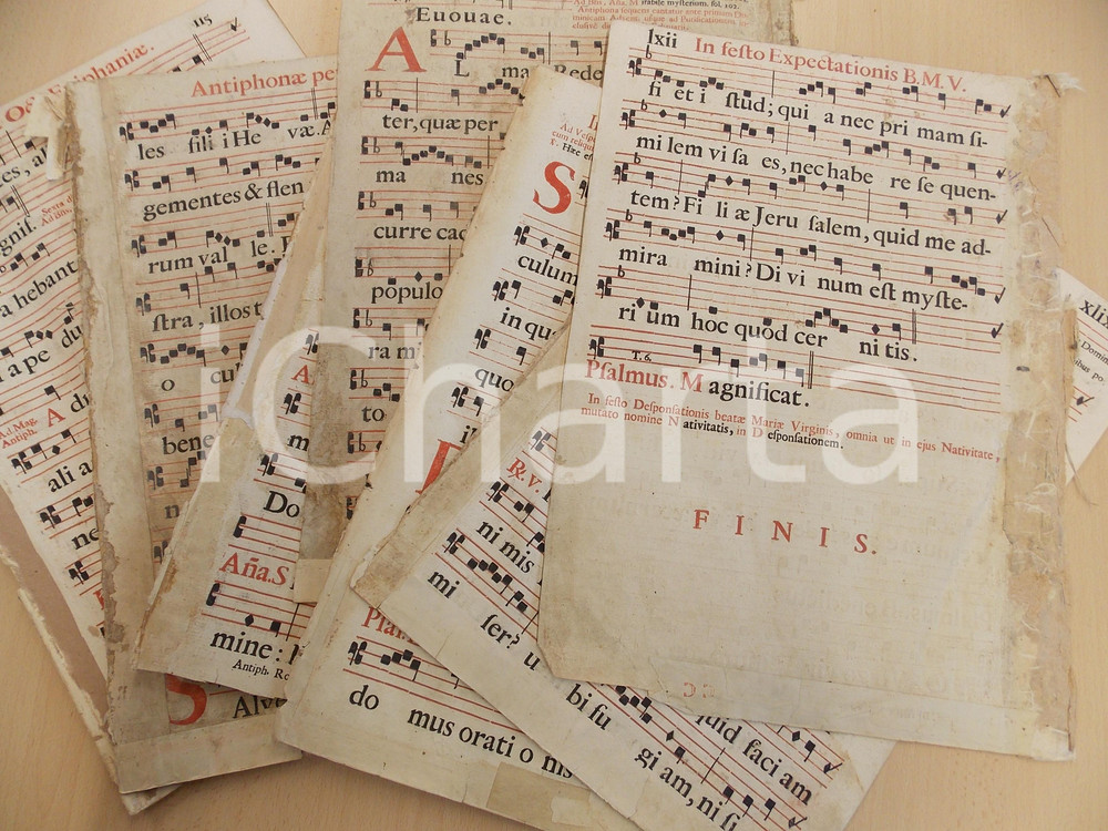 Libro, pubblicazione d epoca 1700 ca ANTIFONARIO ROMANO Lotto 7 pagine con canti in rosso nero DANNEGGIATO 1