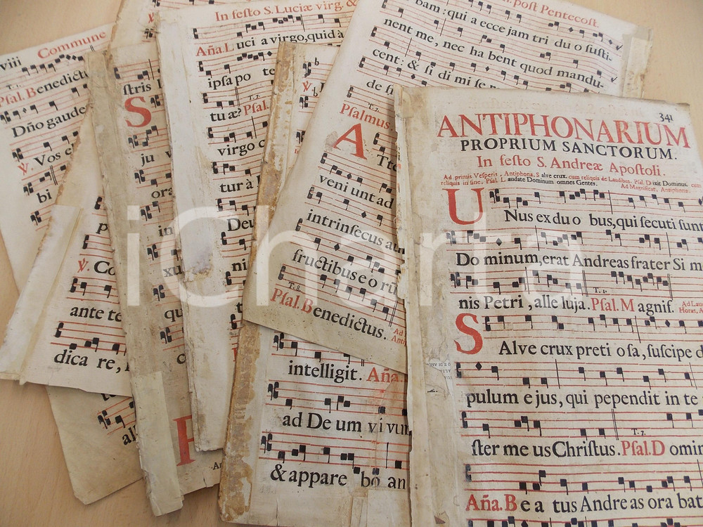 Libro, pubblicazione d epoca 1700 ca ANTIFONARIO ROMANO Lotto 7 pagine canti rosso nero DANNEGGIATO 1