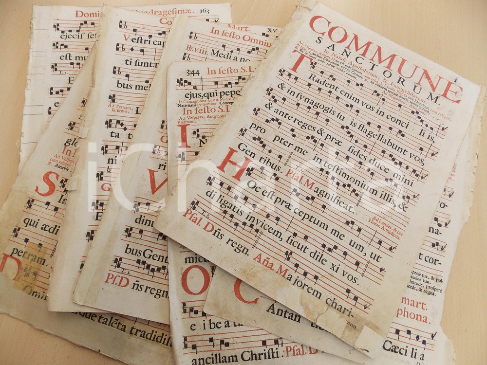 Libro, pubblicazione d epoca 1700 ca ANTIFONARIO ROMANO Lotto di 7 pagine con canti in rosso nero DANNEGGIATO 1