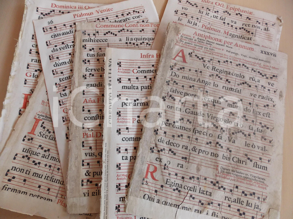 Libro, pubblicazione d epoca 1700 ca ANTIFONARIO ROMANO Lotto 7 pagine di canti in rosso nero DANNEGGIATO 1