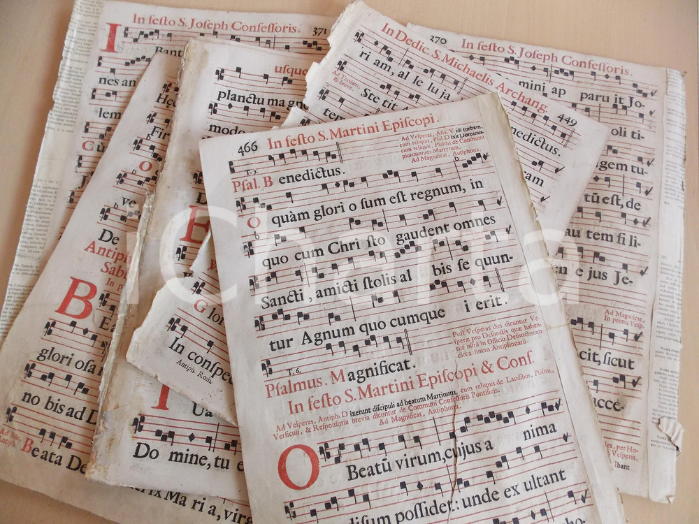 Libro, pubblicazione d epoca 1700 ca ANTIFONARIO ROMANO Lotto 7 pagine di canti rosso nero DANNEGGIATO 1