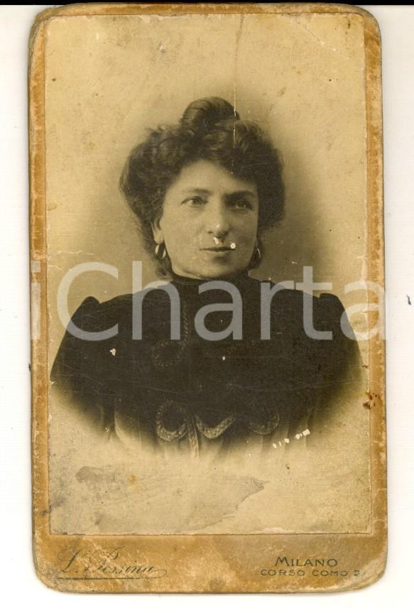 Fotografia d epoca originale 1900 ca MILANO Corso COMO Ritratto di donna in abito scuro Foto L. PESSINA CDV 1