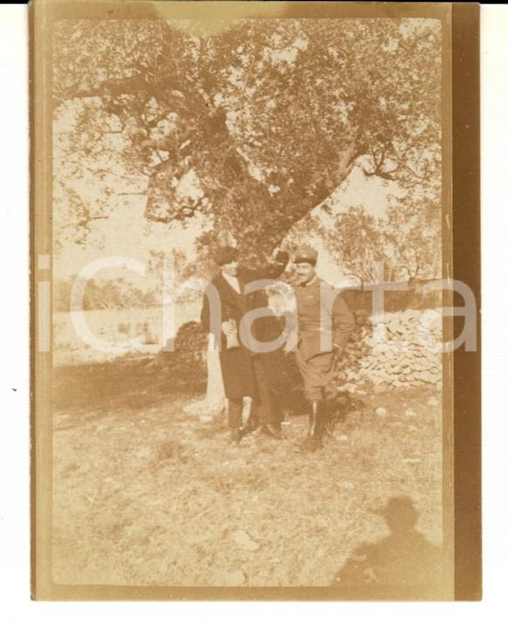 Fotografia d epoca originale 1930 ca AREA TOSCANA Borghese e ufficiale scherzano sotto un ulivo Foto 7x9 cm 1
