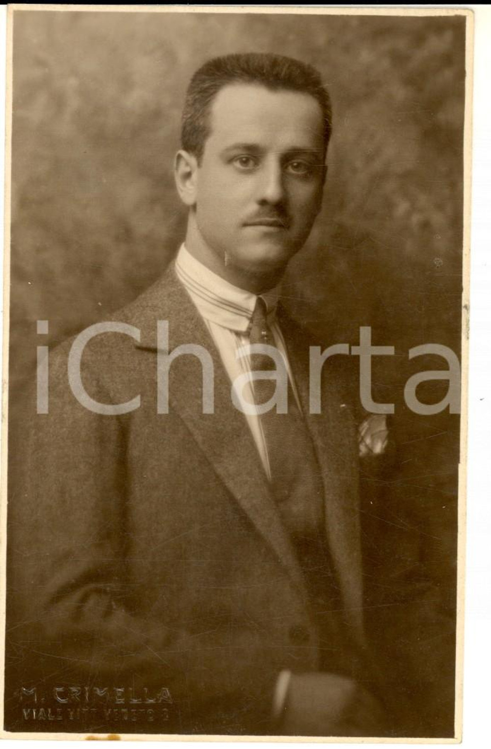Fotografia d epoca originale 1930 ca MILANO Ritratto maschile con la cravatta Foto cartolina CRIMELLA 1