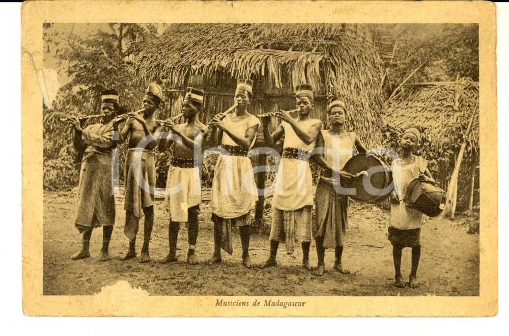 Cartolina originale da collezione 1951 COUTUMES AFRIQUE MADAGASCAR Musiciens en concert Carte postale 1