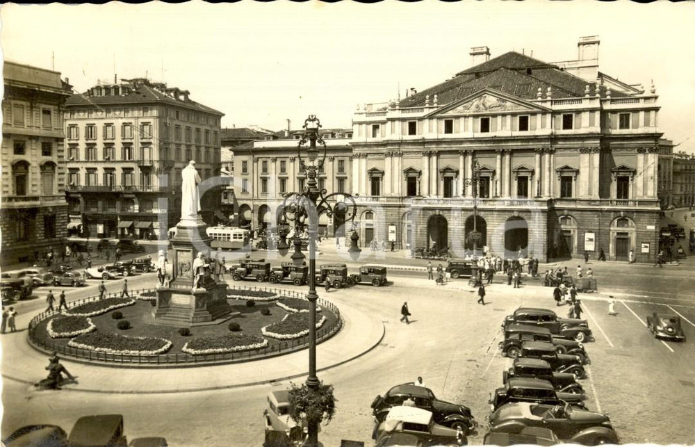 Cartolina originale da collezione 1943 MILANO Auto parcheggiate davanti al Teatro della SCALA Cartolina FP VG 1