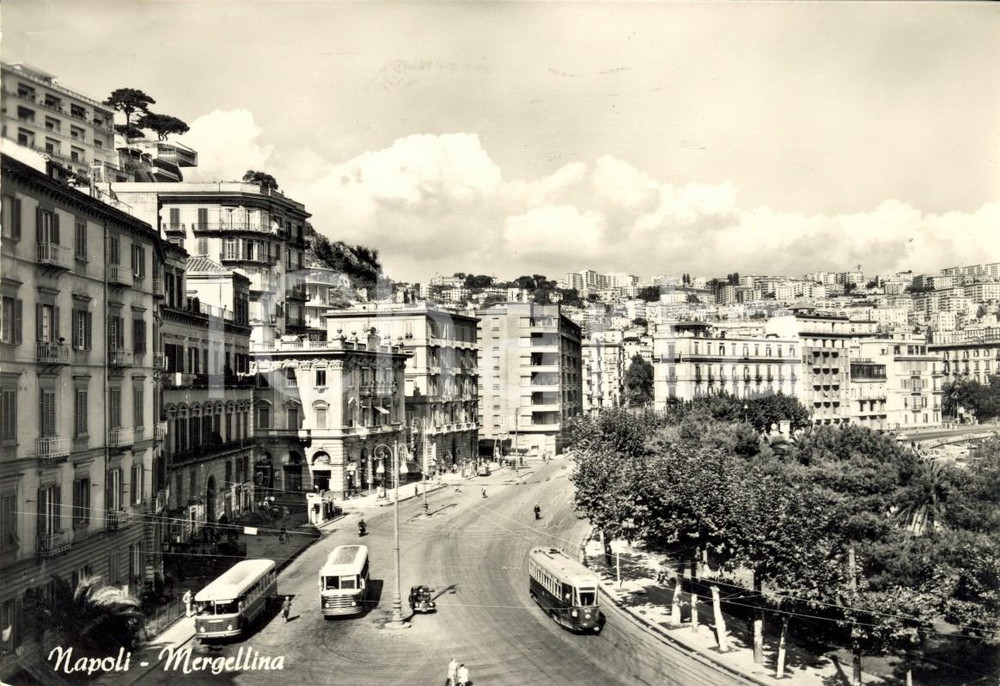Cartolina originale da collezione 1957 NAPOLI Veduta quartiere MERGELLINA con tram e corriera Cartolina FG VG 1