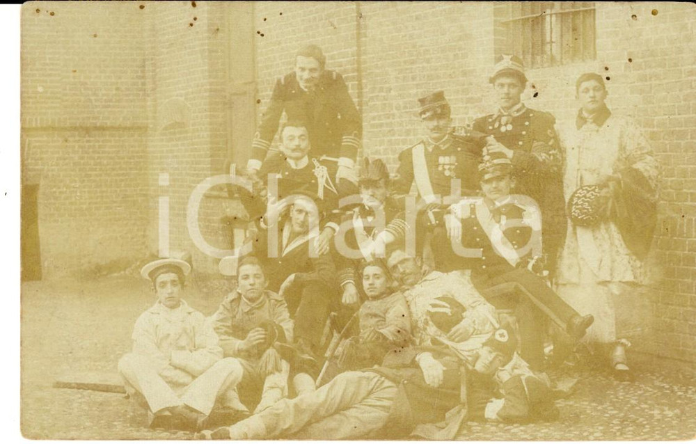 Fotografia d epoca originale 1900 REGIO ESERCITO e MARINA Militari e allievi con giovane in costume Foto FP 1