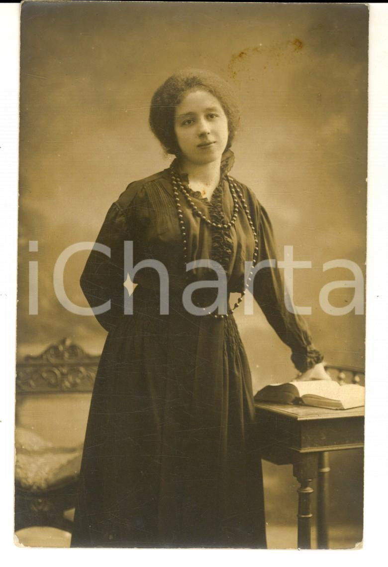 Fotografia d epoca originale 1917 AREA LOMBARDA Giovane donna con collana di perle nere Foto con dedica FP 1