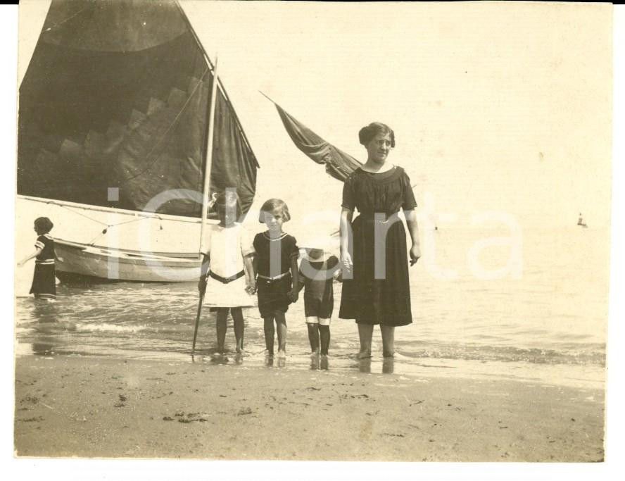 Fotografia d epoca originale 1912 RICCIONE RN Lucia BAUMGARTNER in spiaggia con i figli Foto VINTAGE 11x8 1