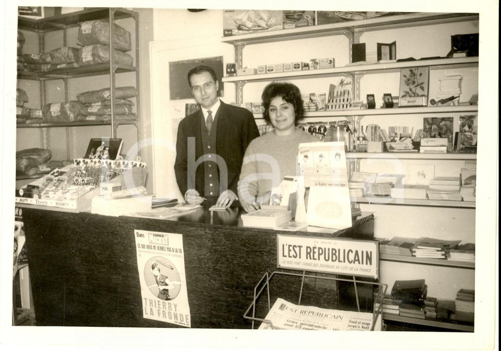 Fotografia d epoca originale 1960 ca FRANCE Cartoleria con vendita dell EST REPUBLICAIN Foto VINTAGE 18x12 1
