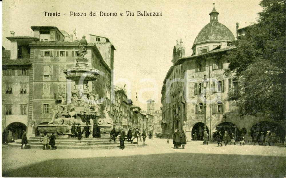 Cartolina originale da collezione 1920 ca TRENTO Passanti in Piazza del DUOMO e Via BELLENZANI Cartolina FP NV 1