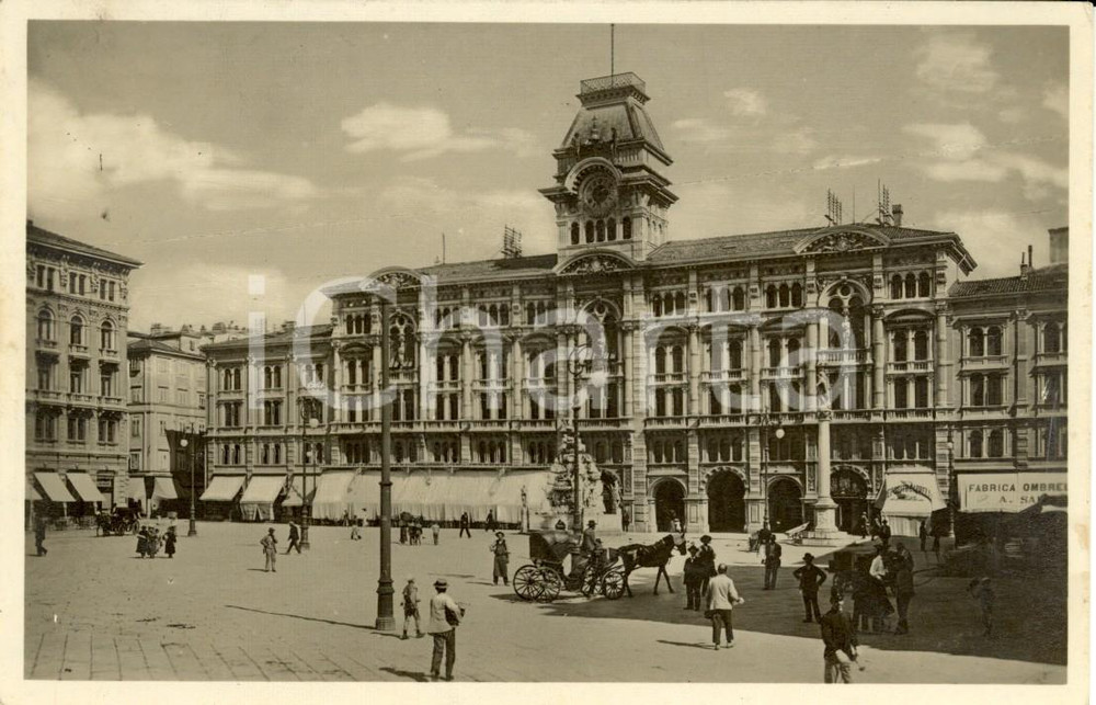 Cartolina originale da collezione 1939 TRIESTE Carrozza e passanti in Piazza UNITA  con Municipio Cartolina FP VG 1