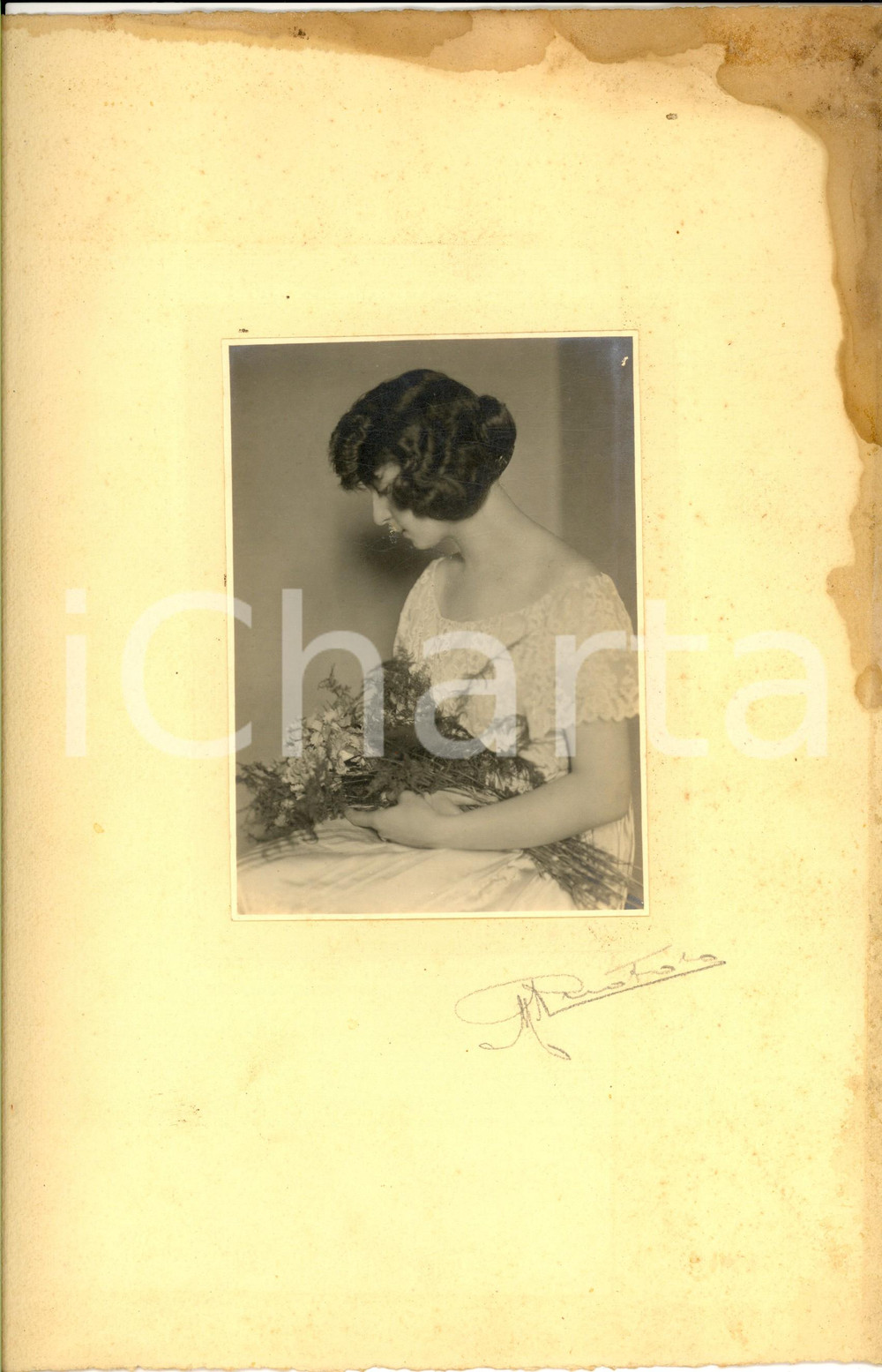 Fotografia d epoca originale 1930 ca MILANO Ritratto di fanciulla con fiori Foto Manoel RUOTOLO 22x33 cm 1