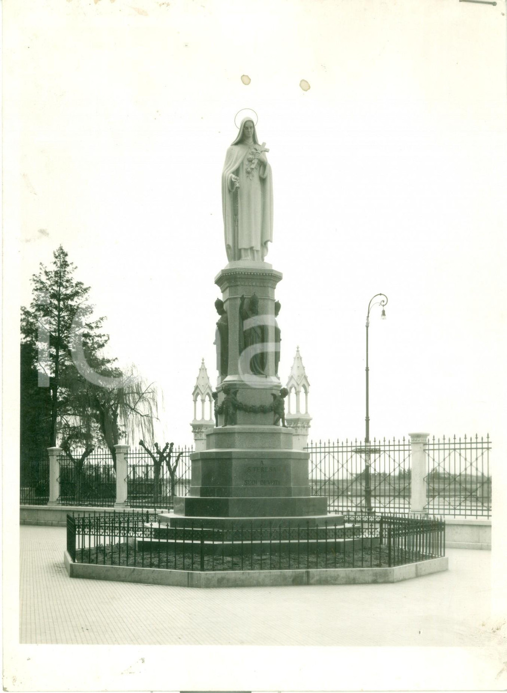 Fotografia d epoca originale 1955 ca VERONA Statua di Santa Teresa del Bambin GesÃ¹ Fotografia cm 17 x 23 1