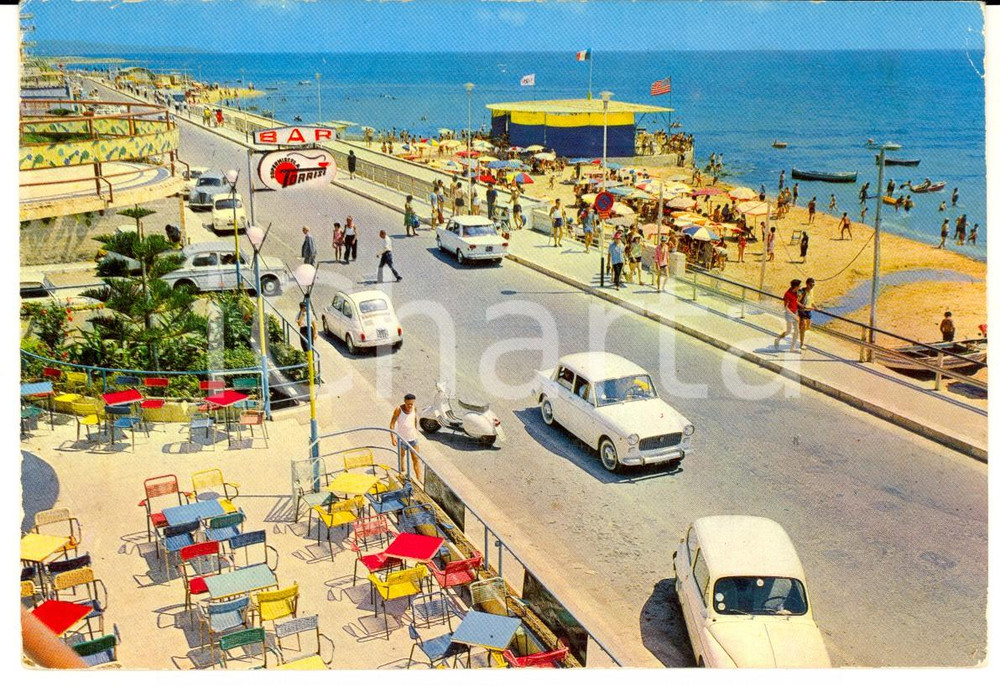 Cartolina originale da collezione 1976 MARINA DI RAGUSA Lungomare ANDREA DORIA Cartolina ANIMATA FIAT 500 VESPA 1