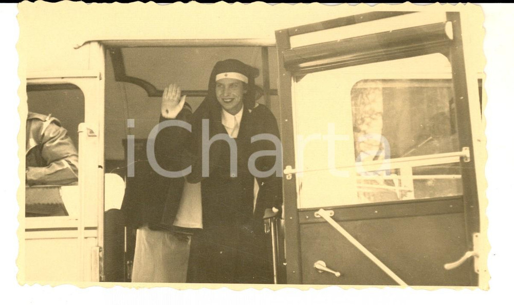 Fotografia d epoca originale 1940 ca WW2 Maria José di Savoia crocerossina in partenza sul treno Foto 14x9 1
