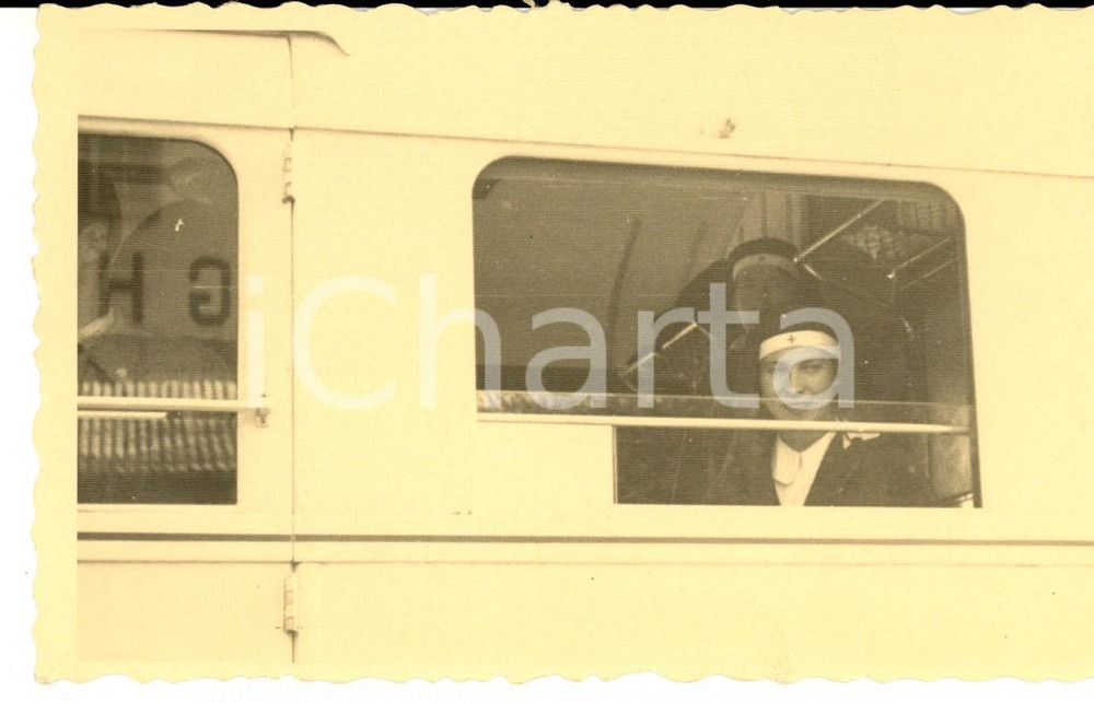 Fotografia d epoca originale 1940 ca WW2 Crocerossina in partenza saluta dal finestrino Fotografia 14x9 cm 1