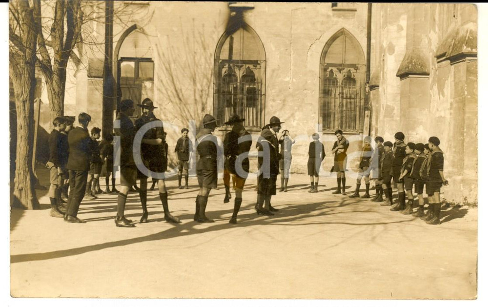 Fotografia d epoca originale 1930 ca FRANCE Giovani BOY SCOUT in cortile con gli istruttori Foto cartolina 1