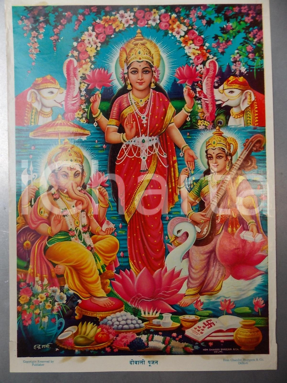 Stampa, bozzetto originale 1965 ca Stampa INDU  DivinitÃ  con fiori e strumenti Ed. CHANDER BHARGAVA 25x36 1