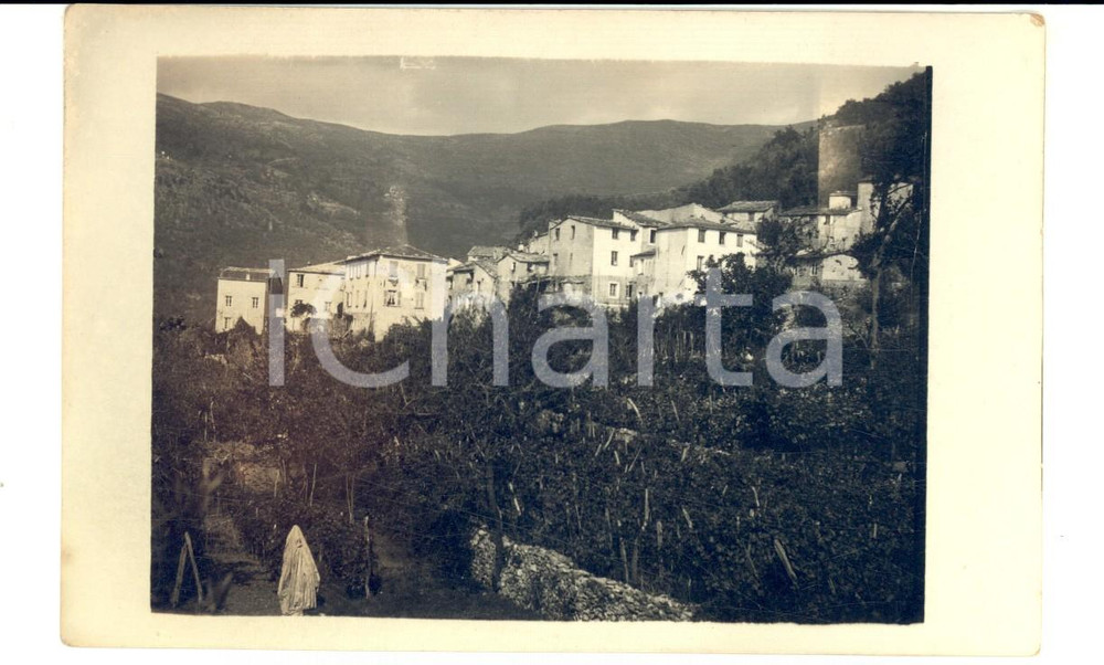 Fotografia d epoca originale 1930 ca LIGURIA  ? Veduta di paese con spaventapasseri/ fantasma Foto CURIOSA 1