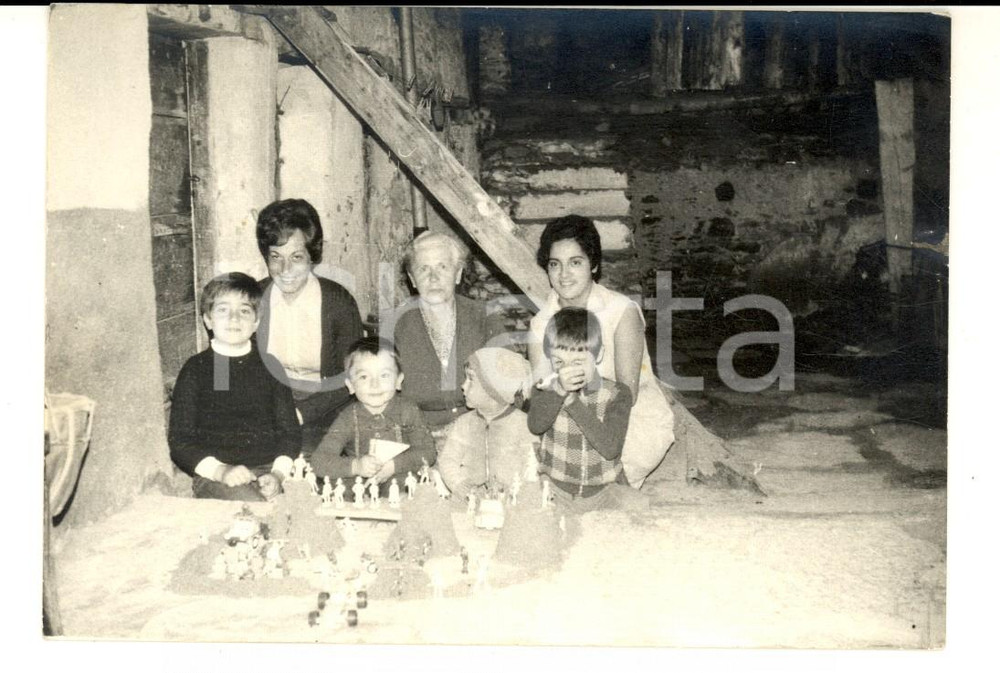 Fotografia d epoca originale 1976 Bambini giocano con i soldatini in una casa di campagna Fotografia VINTAGE 1