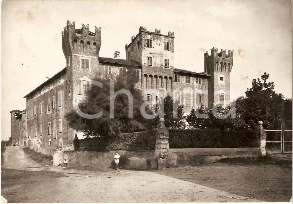 Cartolina originale da collezione 1950 ca NIBBIOLA NO Bambino in posa davanti a lCastello Cartolina FG VG 1