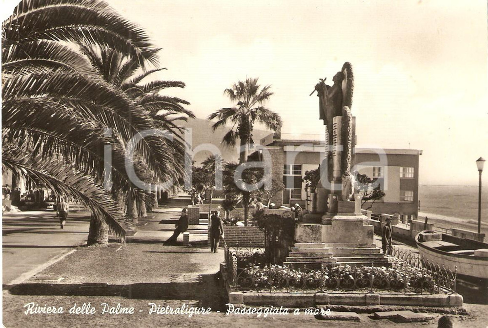 1960 PIETRA LIGURE (SV) Anziani sulla passeggiata a mare *Cartolina FG VG