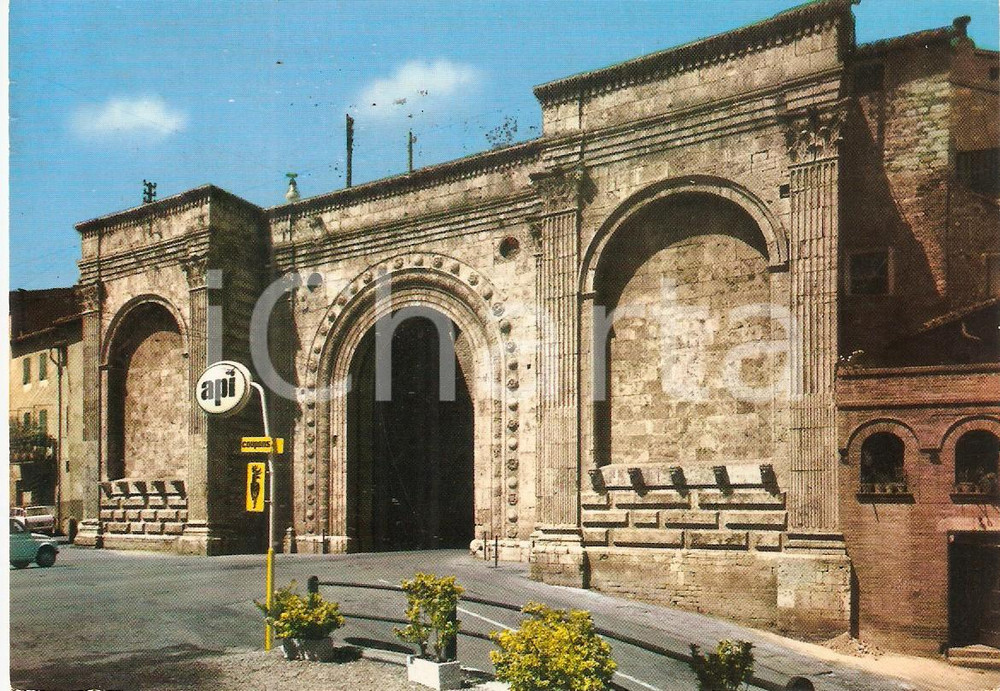 Cartolina originale da collezione 1968 PERUGIA Porta Romana e Stazione di servizio API Cartolina FG VG 1