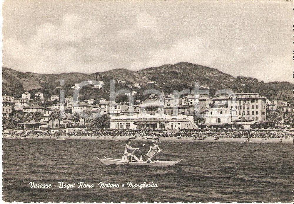 1960 VARAZZE (SV) Pattino davanti ai Bagni Roma e Bagni Nettuno *Cartolina FG VG