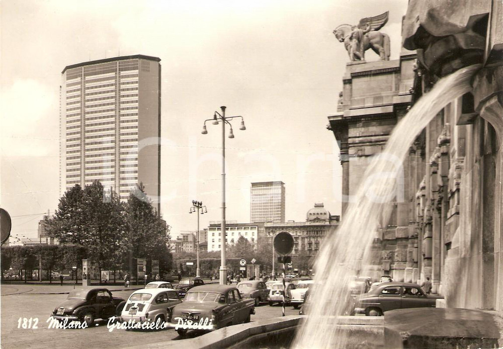 Cartolina originale da collezione 1955 ca MILANO Fiat 600 davanti a Grattacielo PIRELLI Cartolina FG NV 1