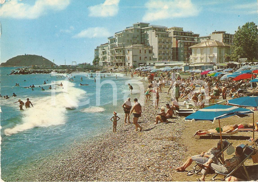 Cartolina originale da collezione 1968 ALBENGA SV Bagnanti in spiaggia Riviera dei Fiori Cartolina FG VG 1