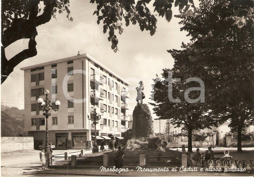 Cartolina originale da collezione 1955 ca MORBEGNO SO Venditore di bambole e Monumento ai Caduti Cartolina FG VG 1