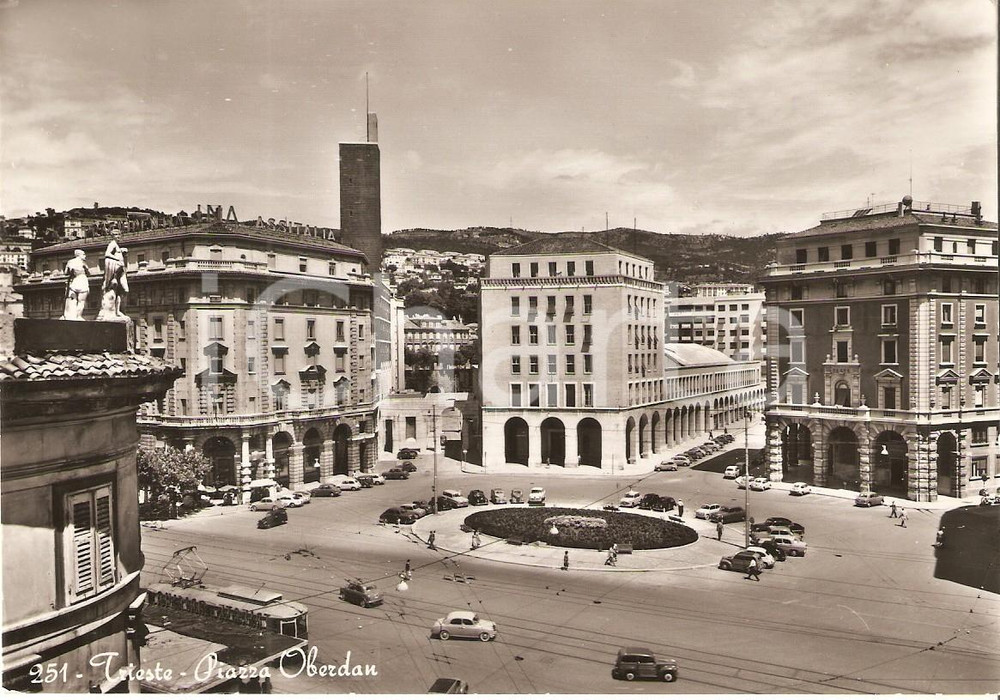 Cartolina originale da collezione 1956 TRIESTE Automobili in PIazza Oberdan Cartolina FG VG 1