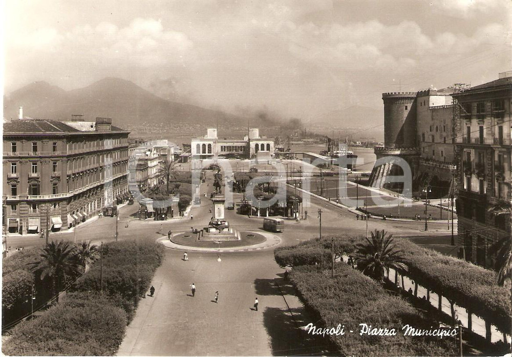 Cartolina originale da collezione 1955 ca NAPOLI Panorama di Piazza Municipio Cartolina FG NV 1
