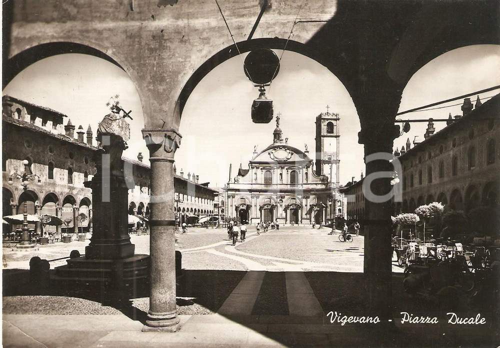 Cartolina originale da collezione 1952 VIGEVANO PV Portici di Piazza Ducale ANIMATA Cartolina FG VG 1