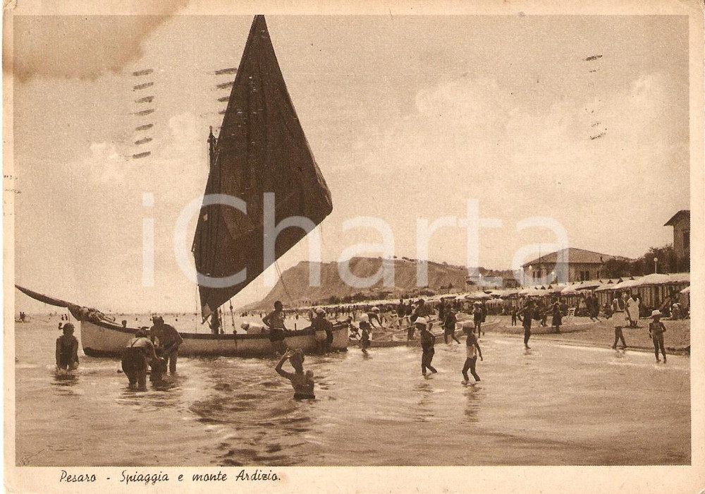 Cartolina originale da collezione 1939 PESARO Spiaggia con barca a vela e bagnanti Monte ARDIZIO Cartolina FG VG 1