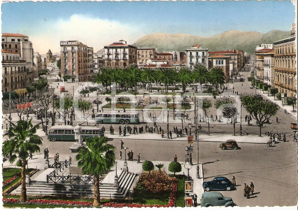 Cartolina originale da collezione 1957 PALERMO Piazza Castelnuovo con insegna Cognag RENE  BRIAND Cartolina FG VG 1