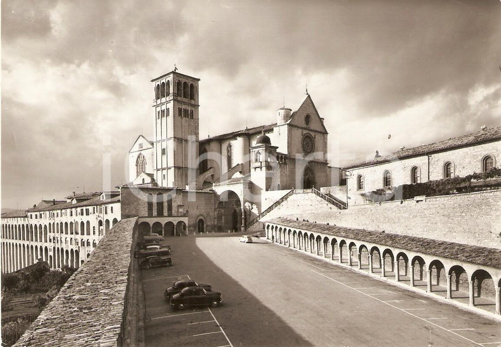 Cartolina originale da collezione 1965 ASSISI PG Auto su piazzale Basilica di San Francesco Cartolina FG VG 1