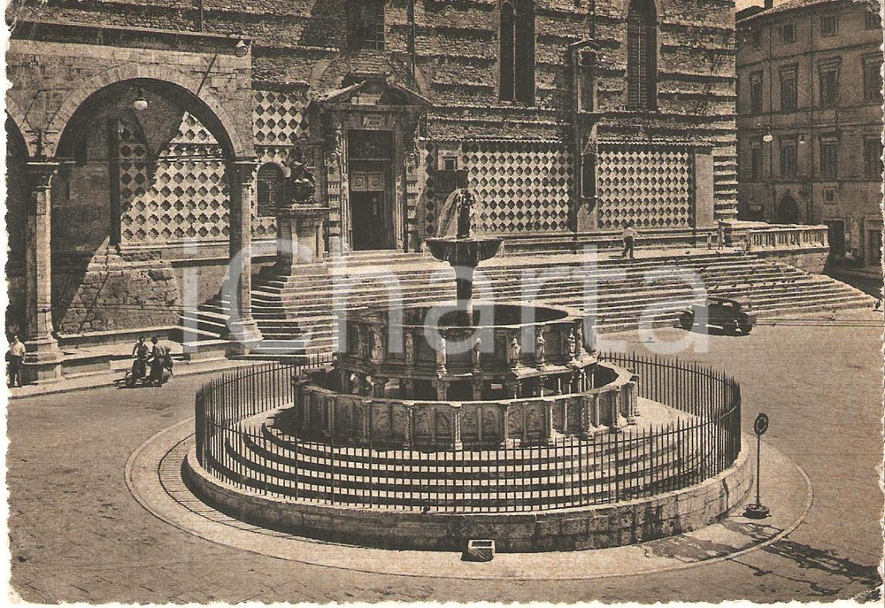 Cartolina originale da collezione 1953 PERUGIA Vespa in piazza e Fontana Maggiore Cartolina FG VG 1