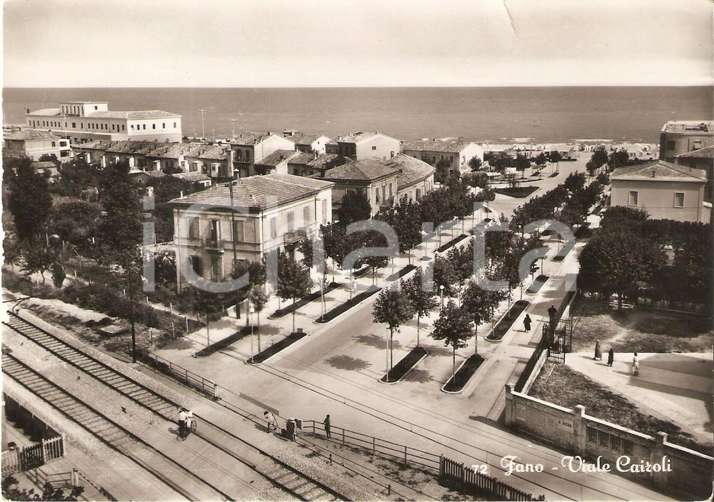 Cartolina originale da collezione 1955 ca FANO PU Bicicletta attraversa binari in via Cairoli Cartolina FG VG 1