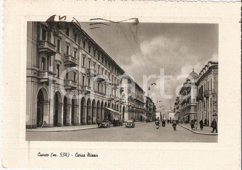 Cartolina originale da collezione 1956 CUNEO Auto e moto in Corso Nizza Cartolina ANIMATA FG VG 1
