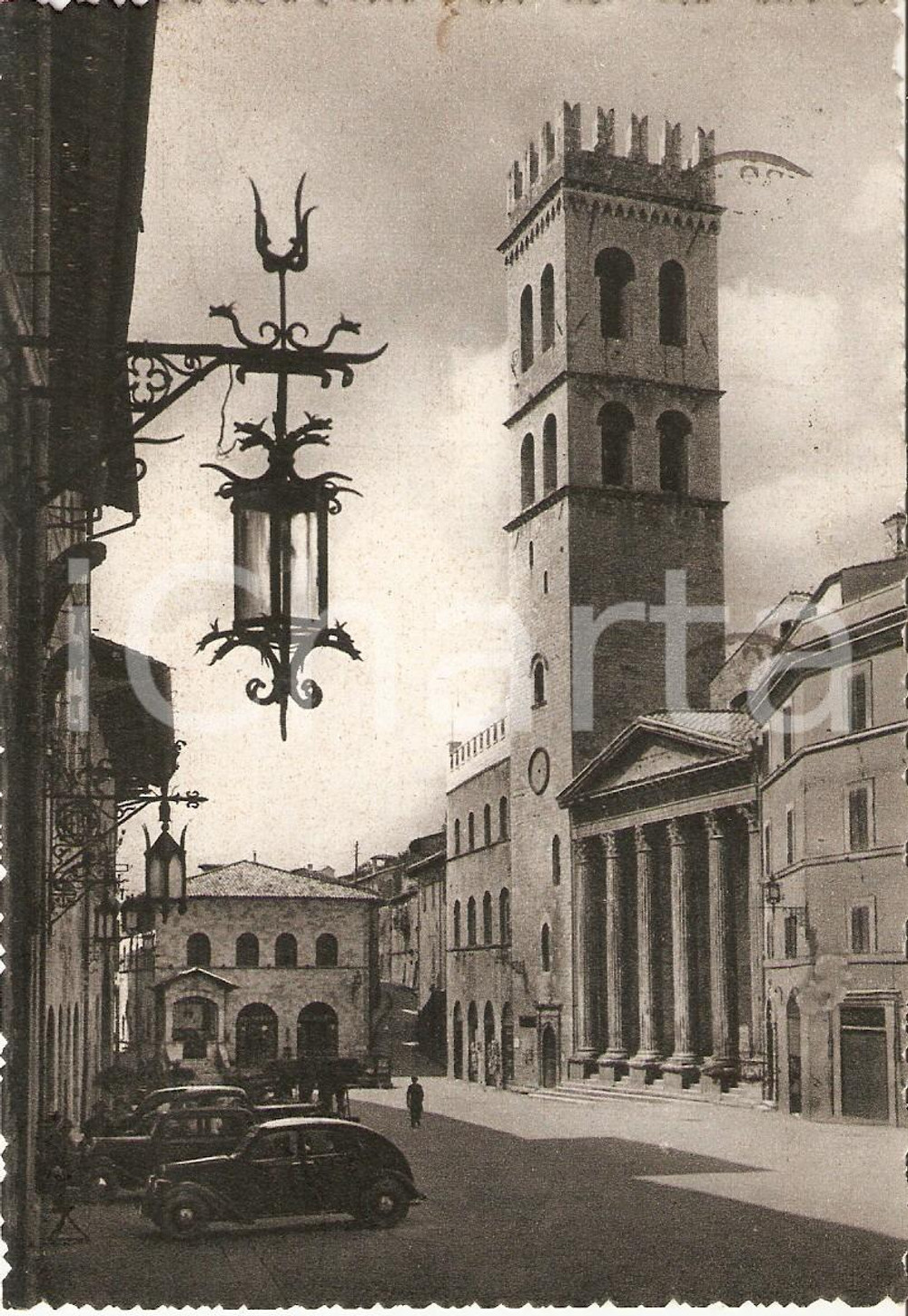 Cartolina originale da collezione 1955 ASSISI PG Automobili in Piazza del Comune Cartolina FG VG 1
