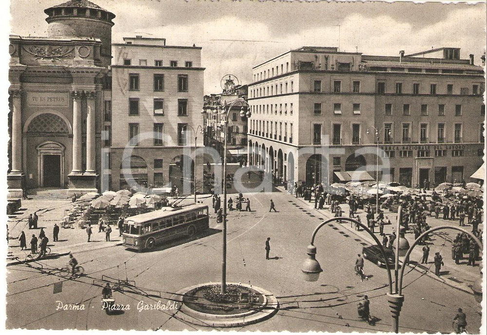 Cartolina originale da collezione 1950 PARMA Torpedone in Piazza Garibaldi Banca Nazionale Lavoro Cartolina FG VG 1