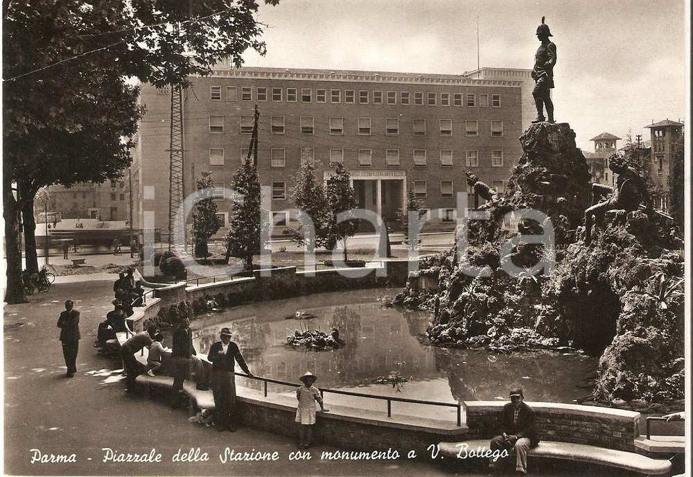 Cartolina originale da collezione 1957 PARMA Piazzale stazione con monumento a Vittorio BOTTEGO Cartolina FG VG 1
