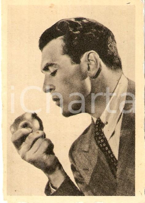 Oggetto da collezione cartaceo 1950 ca CINEMA Gary COOPER addenta una mela Figurina PARAMOUNT 6 x 8 cm 1