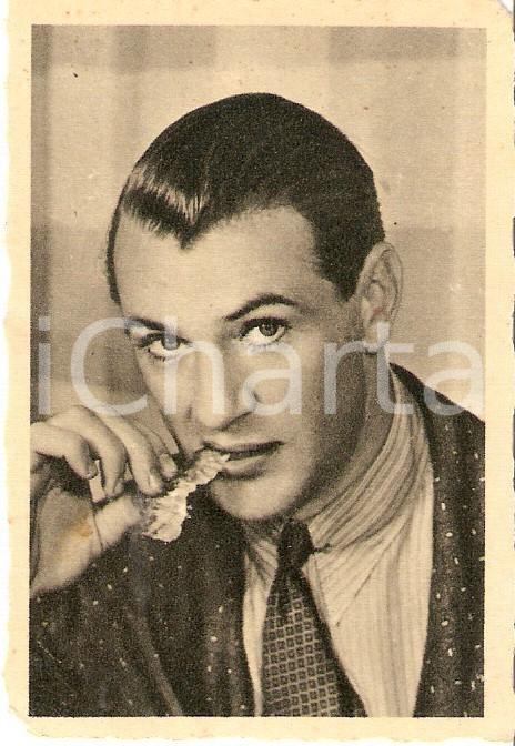 Oggetto da collezione cartaceo 1950 ca CINEMA Gary COOPER mangia bacon Figurina PARAMOUNT 6 x 8 cm 1